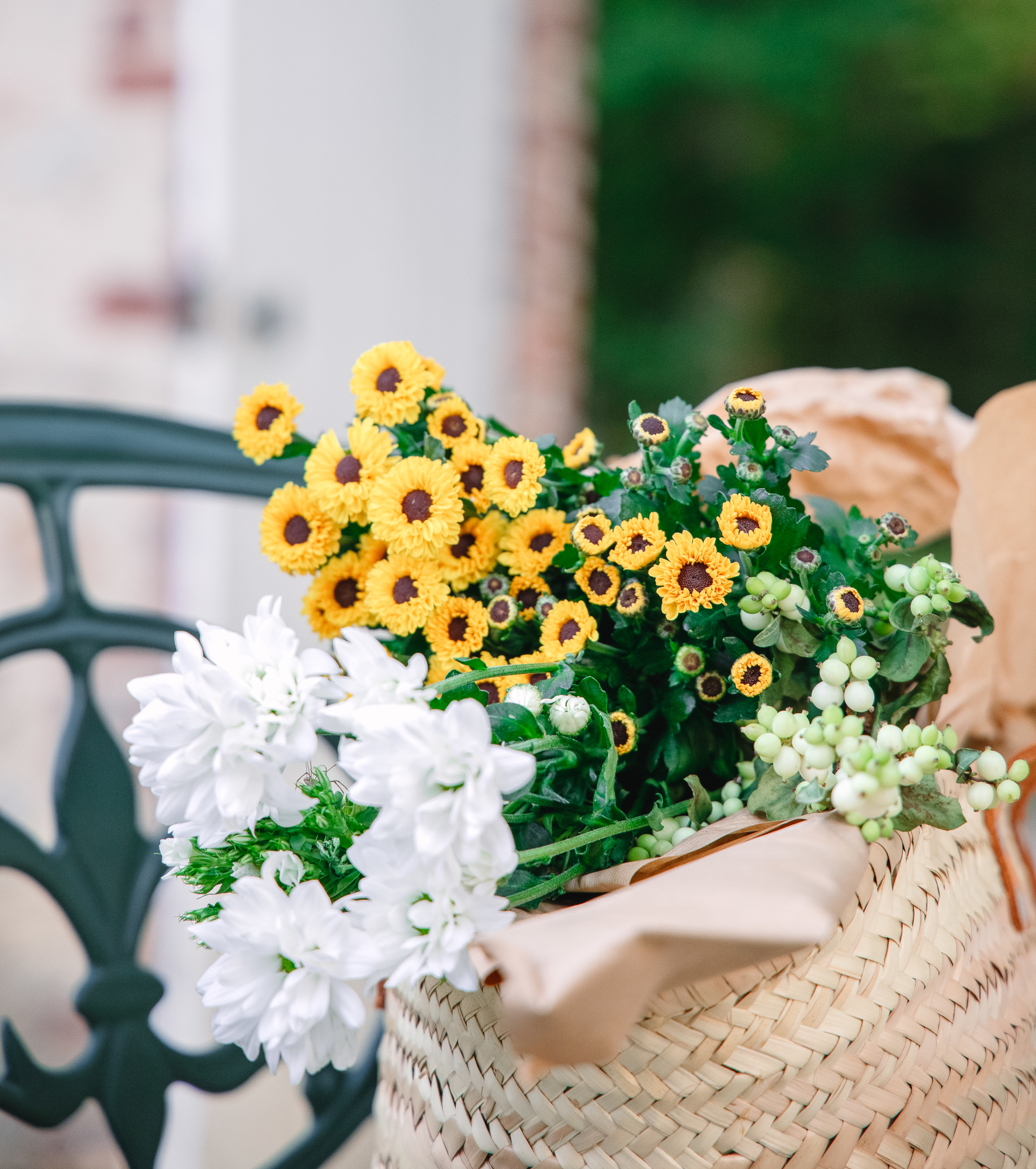Bouquet de fleurs jaunes et blanches dans un panier en osier